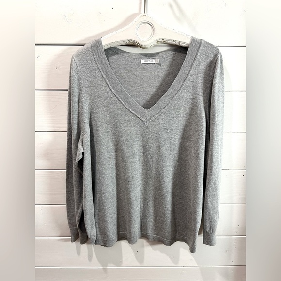 🩶 R ESSENTIALS – Grey V-Neck Sweater – Size 3x - Picture 1 of 8